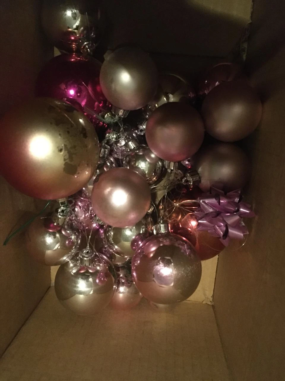 2 cajas de 15 bolas de Navidad lila / rosa nuevas + 20 bolas de regalo – photo 3